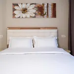 Apartment Lovely In With Private Parking *