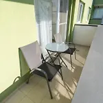 Lovely In With Private Parking Apartment *