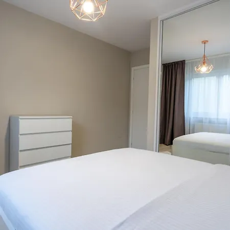 Lovely In With Private Parking Apartment