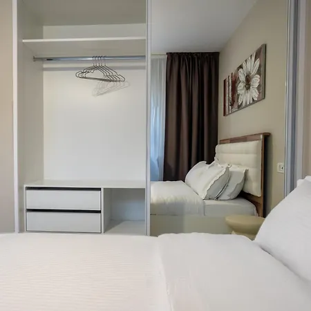 Lovely In With Private Parking Apartment