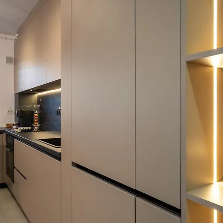 Lovely In With Private Parking Apartment *
