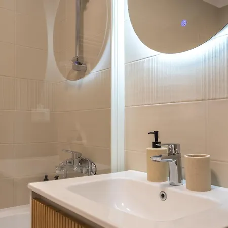 Lovely In With Private Parking Apartment