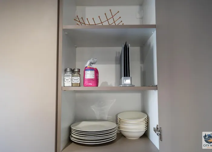 Lovely In With Private Parking Apartment *